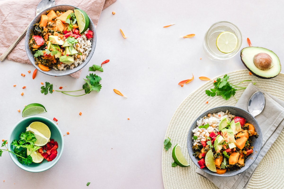 Smoothie bowl s ovocím a orechami